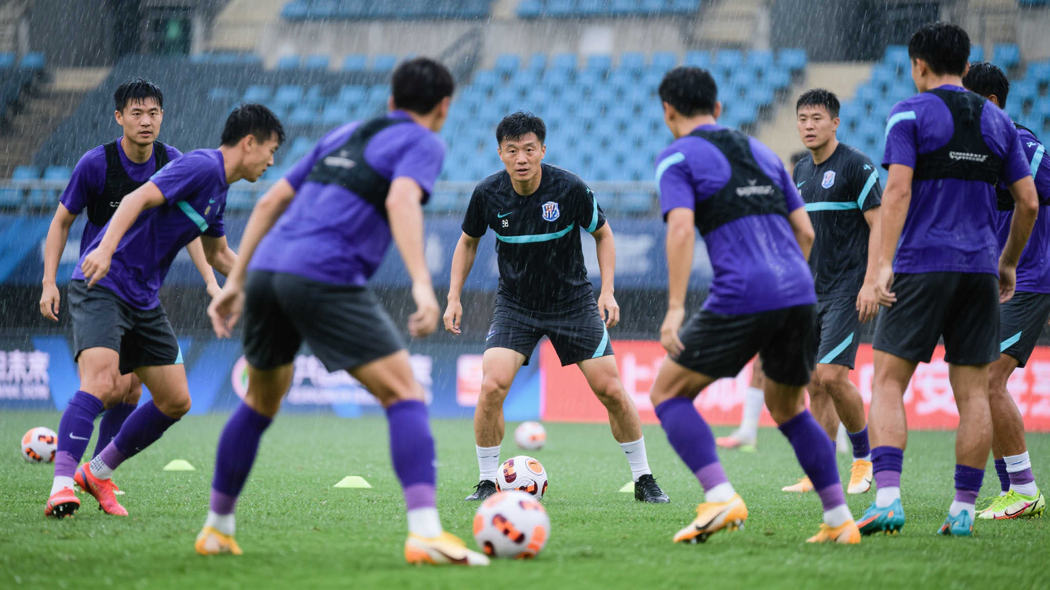 CCTV16直击申花对阵津门虎!于根伟雨中备战,路易斯吴曦再度联手 CCTV16直击申花对阵津门虎!于根伟雨中备战,路易斯吴曦再度联手